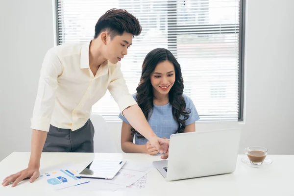 Mensen Uit Het Bedrijfsleven Werken Met Computer Sommige Papierwerk Doen — Stockfoto