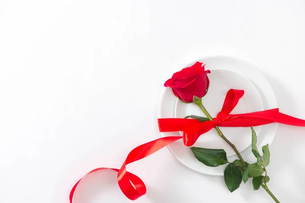 Flor Rosa Vermelha Com Fita Fundo Branco Cartão Festivo — Fotografia de Stock