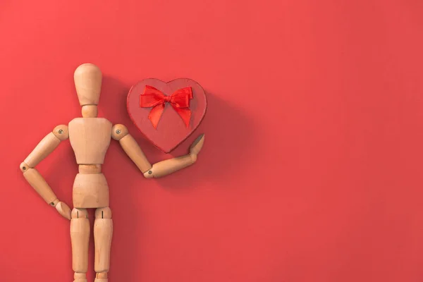 Houten Man Figuur Met Rood Hart Concept Voor Valentijnsdag — Stockfoto