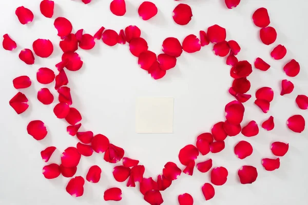 Herz Aus Roten Rosenblättern Auf Weißem Hintergrund — Stockfoto