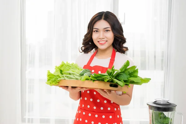 Estilo Vida Saludable Feliz Sonrisa Casa Cocina Con Verduras Verdes —  Fotos de Stock