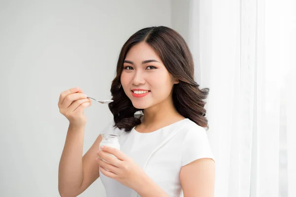Retrato Mujer Asiática Joven Casa Comiendo Yogur —  Fotos de Stock