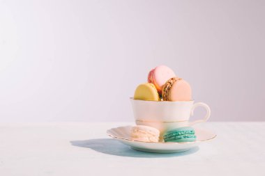 Şekerli tatlı. Sabah masada renkli macarons.
