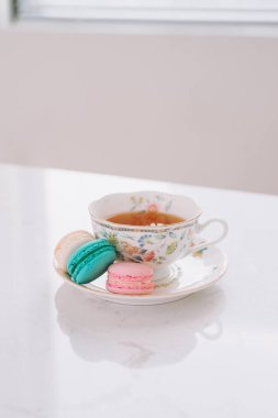 Şekerli tatlı. Sabah masada renkli macarons.