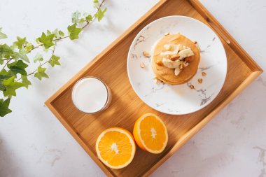 Kahvaltı. Bal ve fındık ile muz krep