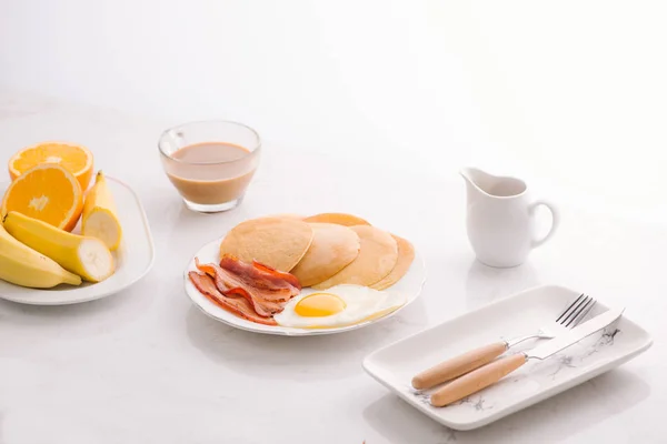 Frühstücksteller Mit Pfannkuchen Eiern Speck Und Obst — Stockfoto
