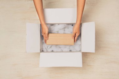 Açılış karton kutu. Hediye kutusu karton kutunun içinde holding eller