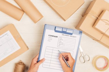 Kurye teslim bilgisi arasında masadaki parsel içinde notlar yapma