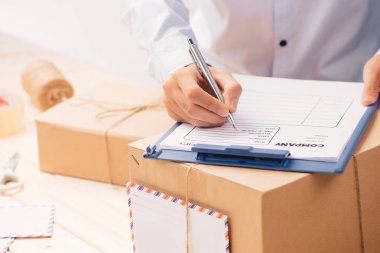 Kurye teslim bilgisi arasında masadaki parsel içinde notlar yapma