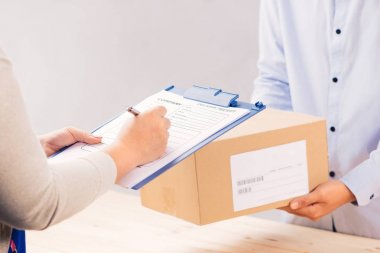Alıcı formu postanede sunulması teslimatçı