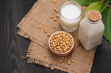 Şişe, bardak Soya süt ve soya fasulyesi ahşap tablo