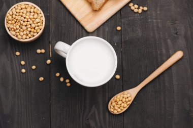 Cam Soya süt ve soya fasulyesi ahşap arka plan, üstten görünüm