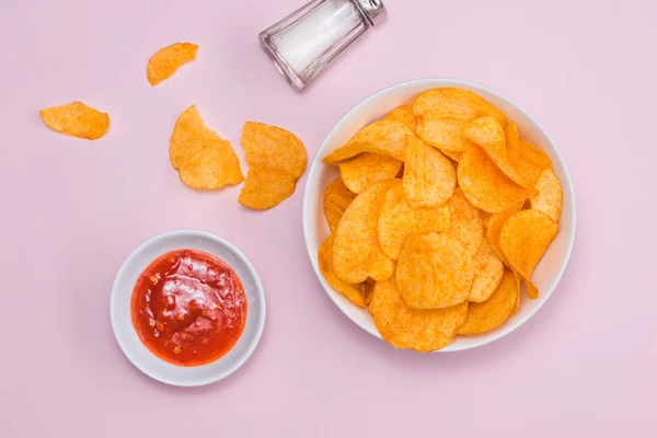 Concept Van Ongezond Voedsel Potato Chips Een Kom Ketchup — Stockfoto