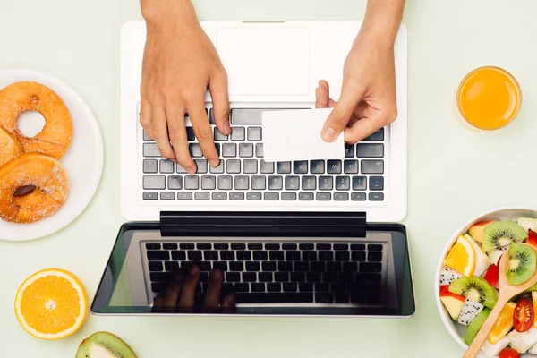 Gezonde Businesslunch Kantoor Salade Fruitschaal Buurt Van Laptop Witte Achtergrond — Stockfoto