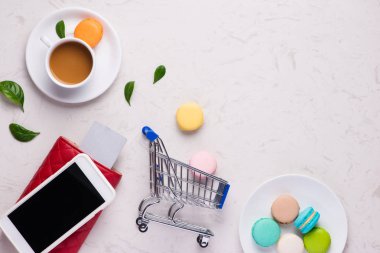 Çalışma alanı şık kırmızı deri cüzdan ve smartphone ile