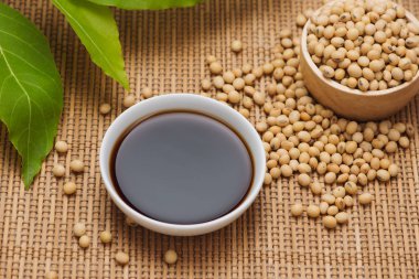 Ahşap masa kase ve soya fasulye, soya sosu