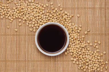 Ahşap masa, üstten görünüm kase ve soya fasulye, soya sosu