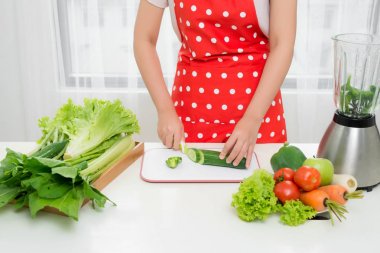 Genç kız kesme sebze salatası evde yemek yaparken.