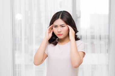 Güzel genç kadın duygu hasta ve having baş ağrısı