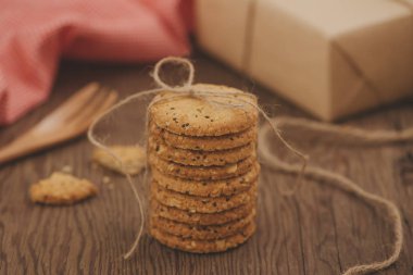Natürmort, fırından yeni çıkmış çikolatalı kurabiye plaka tablo üzerinde.