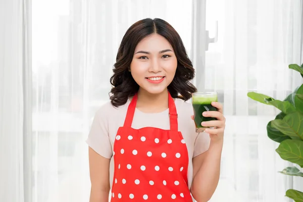Молодая Азиатка Наслаждается Здоровым Вегетарианским Смузи Потери Веса Детоксикации — стоковое фото