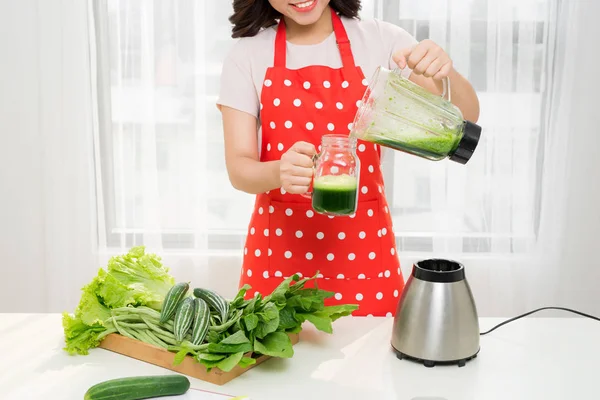 Молодая Азиатская Женщина Делает Здоровый Вегетарианский Смузи Потери Веса Детоксикации — стоковое фото