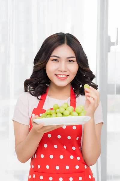 Krásná Mladá Žena Zelených Hroznů Zdravé Zeleniny — Stock fotografie