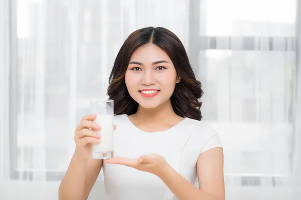 Красивая Азиатская Девушка Пьет Стакан Молока — стоковое фото