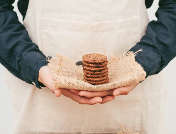 Домашнє Шоколадне Печиво Тарілці Чоловічих Руках — стокове фото