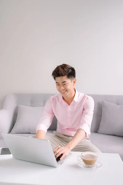 Bonito Asiático Empresário Sorrindo Enquanto Trabalhava Com Laptop Casa — Fotografia de Stock