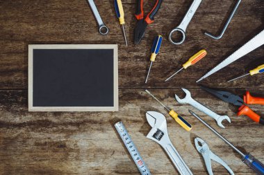 İşçi Bayramı. İnşaat araçları ve kopya alanı ile ahşap arka plan boş tahta