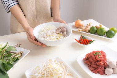 Kadın Şef hazırlamak otlar, et, Pirinç Noodle ile geleneksel Vietnam çorbası Pho bo