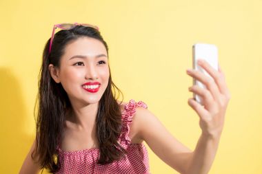 Kadın selfie fotoğrafta Sarı zemin üzerine yaz.