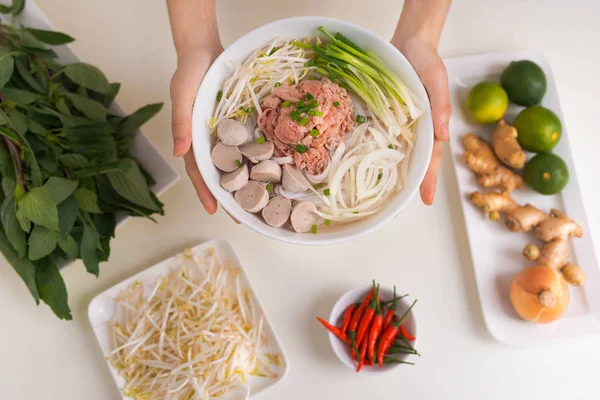 Kobieta Kucharz Przygotować Tradycyjna Zupa Wietnamska Pho Ziół Mięso Makaron — Zdjęcie stockowe