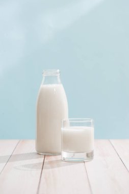 Süt ve süt ürünleri. Şişe süt ve süt ahşap tablo