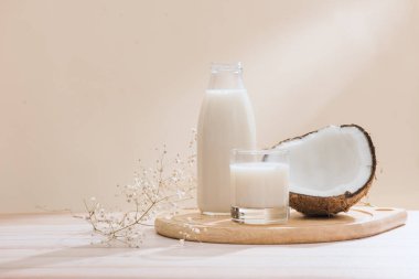 Hindistan cevizi sütü şişe ve cam kopya alanı tablo