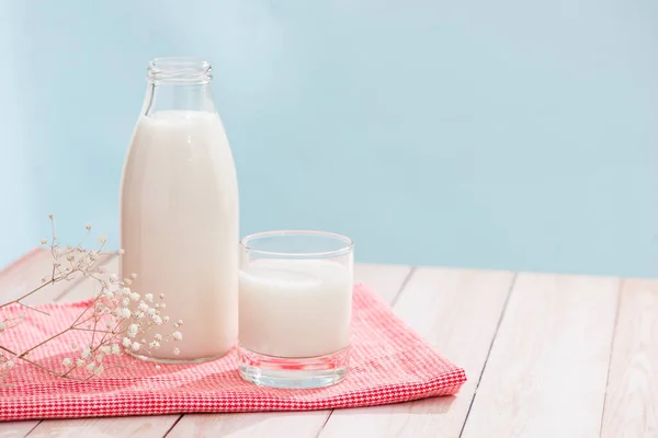 Milchprodukte Flasche Mit Milch Und Glas Milch Auf Roter Serviette — Stockfoto