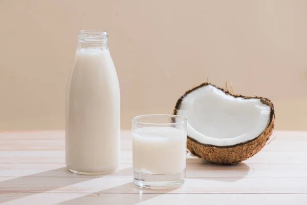 Kokosmilch Flasche Und Glas Auf Dem Tisch Mit Kopierraum — Stockfoto