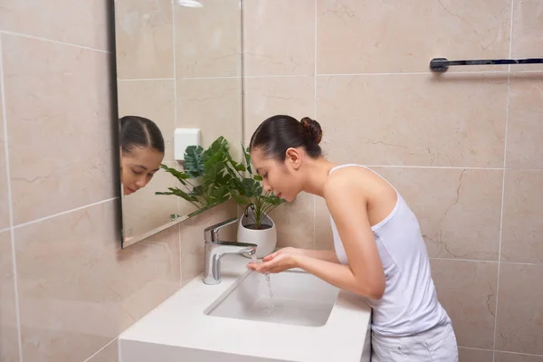 Wanita Muda Asia Mencuci Wajahnya — Stok Foto
