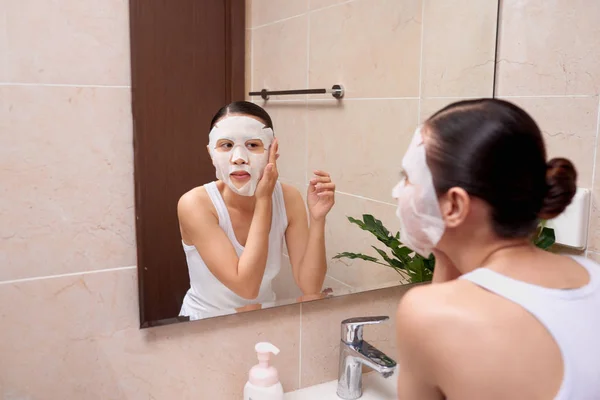Wanita Asia Muda Yang Cantik Mengenakan Masker Wajah Kosmetik Kamar — Stok Foto