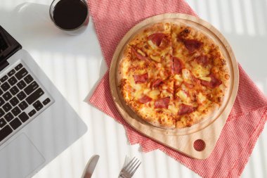 Tahta masada servis edilen lezzetli taze pizza.