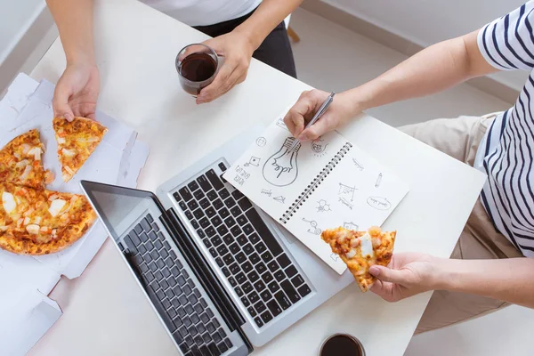 Koncepcja Lunch Ludzi Zespół Happy Business Jedzenie Pizzy Biurze — Zdjęcie stockowe