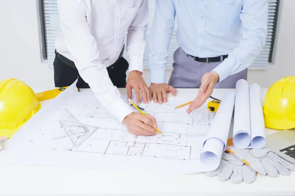Ingeniero Arquitectos Discutiendo Mesa Con Plano Del Proyecto Arquitectónico — Foto de Stock