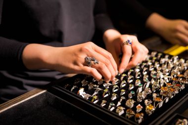 Mücevher perakende vitrinde sunumunu depolamak Yüzükler