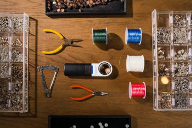 Takı araçları. Goldsmith işyeri. El tekne. Atölye.