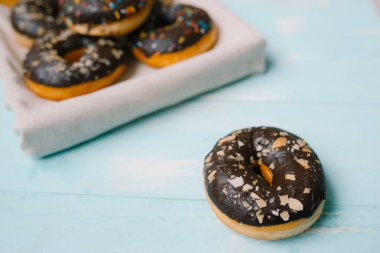 Çikolatalı donuts mavi zemin üzerine. Kopya alanı ile Üstten Görünüm