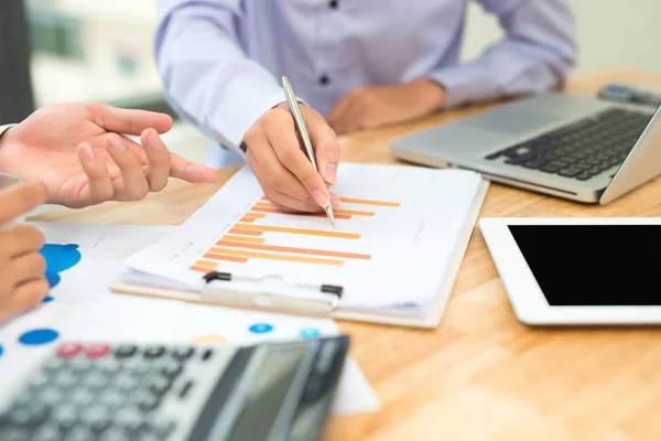 Bütçe sayıları, faturaları ve mali müşavir çalışma hesaplama iş adamı.