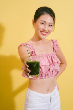 Zarif oldukça ince kadın içecekler yeşil Detoks.