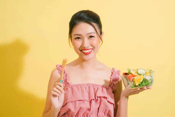 Elegante Mulher Muito Magro Comer Salada Saudável — Fotografia de Stock