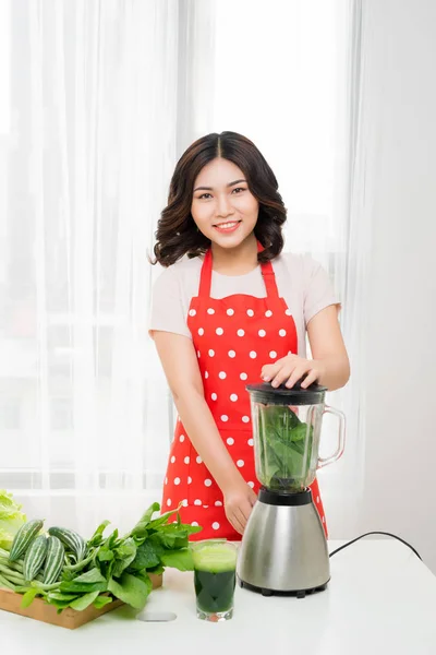Joven Mujer Sonriente Haciendo Batido Con Verduras Frescas Licuadora Cocina — Foto de Stock